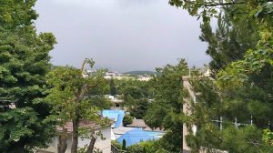 Гора за горой скрывается за сильным ливнем, что их даже не видно в Архипо-Осиповке на Чёрном море
