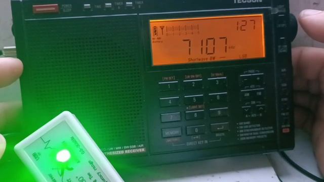 всеволновый радиоприемник TECSUN PL-680, радиолюбители (40 метров) на даче, антенна MLA-30+ на мачте смотреть онлайн