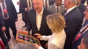 Алиев принял шевроны ВСУ от укрожурналистки и заявил "Продолжайте дальше"