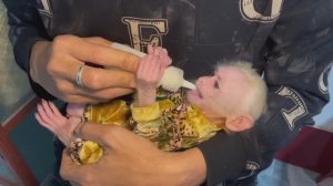 Обезьянка крошка БУКАШКА со щенком играла папу обнимала молока просила щенку Сосет щенок малышка не