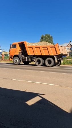 Грузовик камаз везет щебенку в кузове