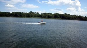 LANCHA RÁPIDA EN UN CANAL DE NAVEGACIÓN