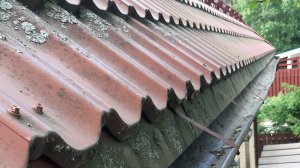 Если водосточку сорвало с крюков, как закрепить?