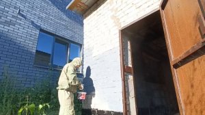 Красим стену гаража. Покраска фасадной краской.