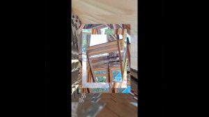 1000029625.mp4 (Собака наблюдает за креплением каркаса для имитации бруса в доме А-фрейм)