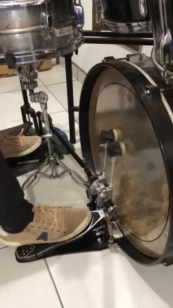 Pedal duplo e bateria acústica III.