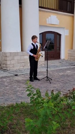 Виртуозная игра на саксофоне....