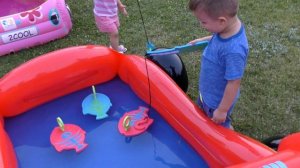 Играем на улице в Игру РЫБАЛКА ДЛЯ ДЕТЕЙ