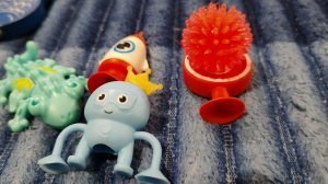 играем в игрушки из киндер и конструктора