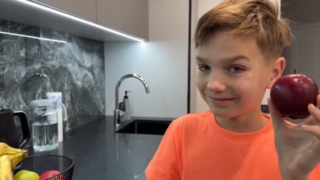 Марк забирает разноцветные машинки у продавца воздушных шаров смотреть онлайн