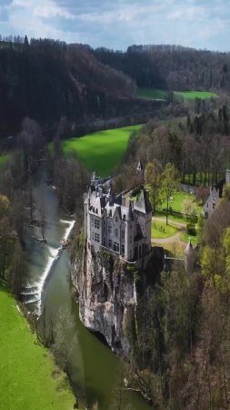 📍Замок Вальзен — 🏰 это один из самых живописных и романтичных замков Бельгии 🇧🇪, расположенны...