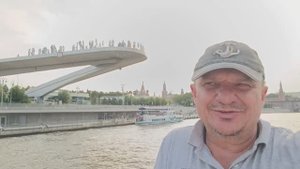 Парящий мост над Москва-рекой, расположенный в новом парке «Зарядье».