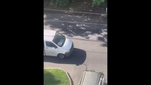 Очередной доброволец визжит от радости, дошла таки и до него очередь
