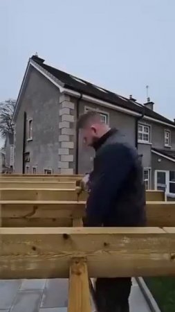 Вот так можно быстро сделать навес перед домом.