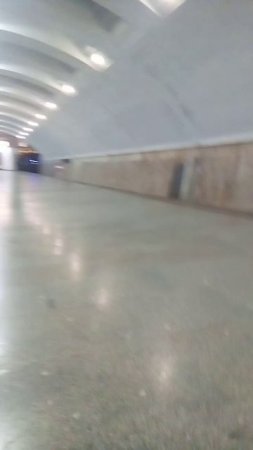 перрон у метро. В конце зайдём в метро