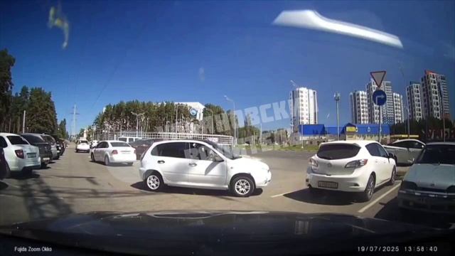 Автоледи около парка ВЛКСМ ударила машину и скрылась с места ДТП  Оригинал видео с номерами машины п