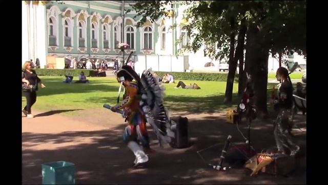 Индейский танец у Эрмитажа в Санкт-Петербурге Indian dance