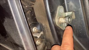 дверь автомобиля закрывается со стуком! как исправить!