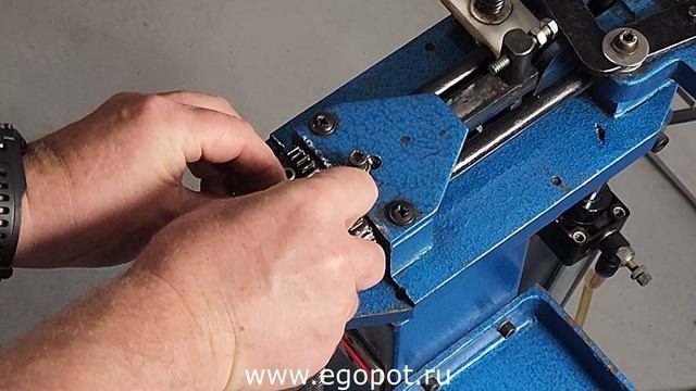 Станок установки скоб на тренчики