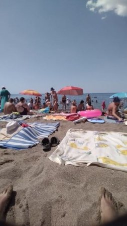 Лежим отдыхаем, загараем на песчанном пляже Черного моря в Судаке
