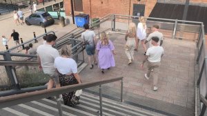 АНГЛИЧАНЕ ИДУТ ТУСИТЬ ГОРОД HULL.