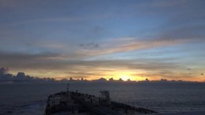 Рассвет в океане.