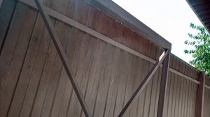 Подшив карнизного свеса крыши подшивными элементами.