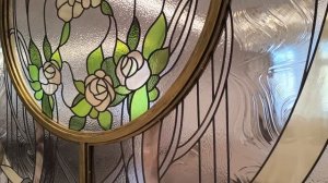 Витражная перегородка между гостинной зоной и коридором