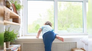 В Махачкале 2-летняя девочка выпала из окна многоквартирного дома