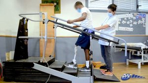 Упражнения на DST 8000: обучение подъему по лестнице на протезе