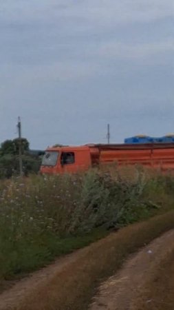 Грузовик едет по пыльной дороге