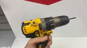 Дрель-шуруповерт DeWALT DCD796NT.