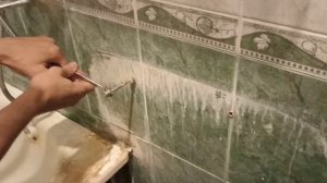 Выкручиваем шпильку с помощью гаек и гаечного ключа,