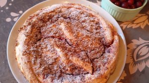 Пирог из слоеного теста с творожно- вишнёвой начинкой!😋