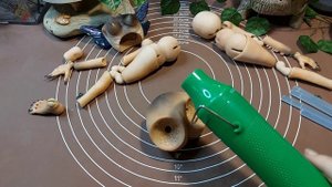 Проклейка шарнироприемков у бжд куклы горячим пистолетом!