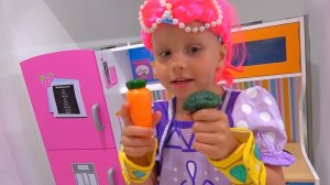 Алиса устроила веселые превращения в доме для папы! Видео для детей.