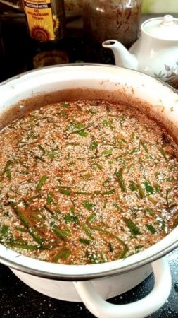 Очень вкусная окрошка, квас,вода, полукопченная и вареная колбаса, скумбрия в томатном соусе