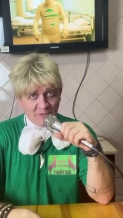 Олег Клыков приветствует журналистов, стоящих на коленях перед ним