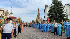 В Казани прошли крестным ходом в честь Дня явления Казанской иконы Божией Матери.