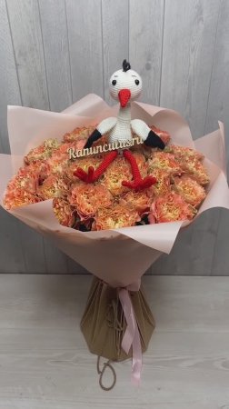 Букет из пионовидных роз с аистом на выписку
