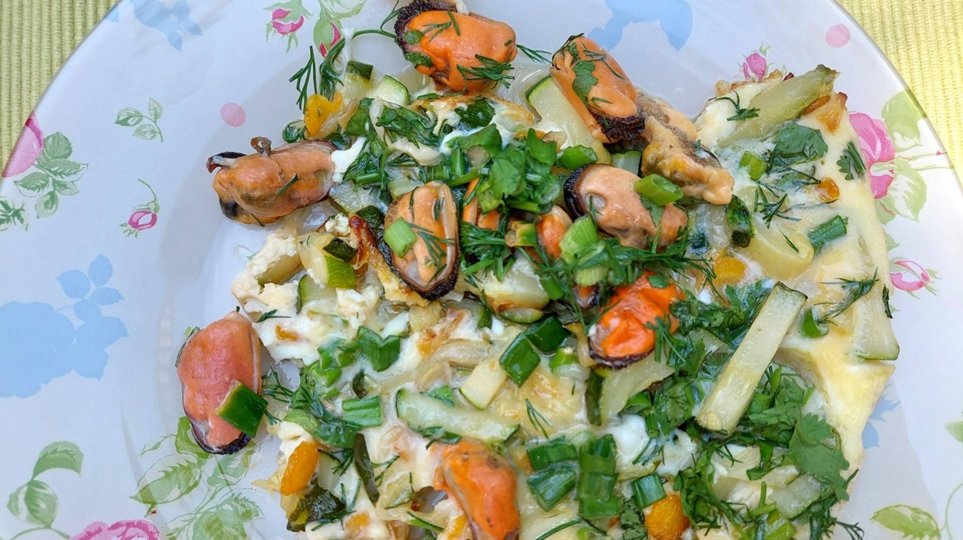 Завтрак из кабачка с мидиями. Быстро и вкусно.