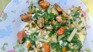 Завтрак из кабачка с мидиями. Быстро и вкусно.
