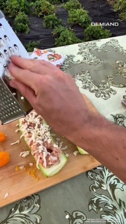 14 Фаршированные кабачки с сыром и помидорами