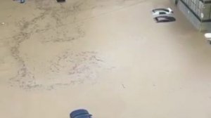 От машин видно только крыши: автостоянка ушла под воду на Нагорной улице в Москве.