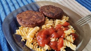 Макароны с котлетой на обед в деревне, счастливая деревенская жизнь