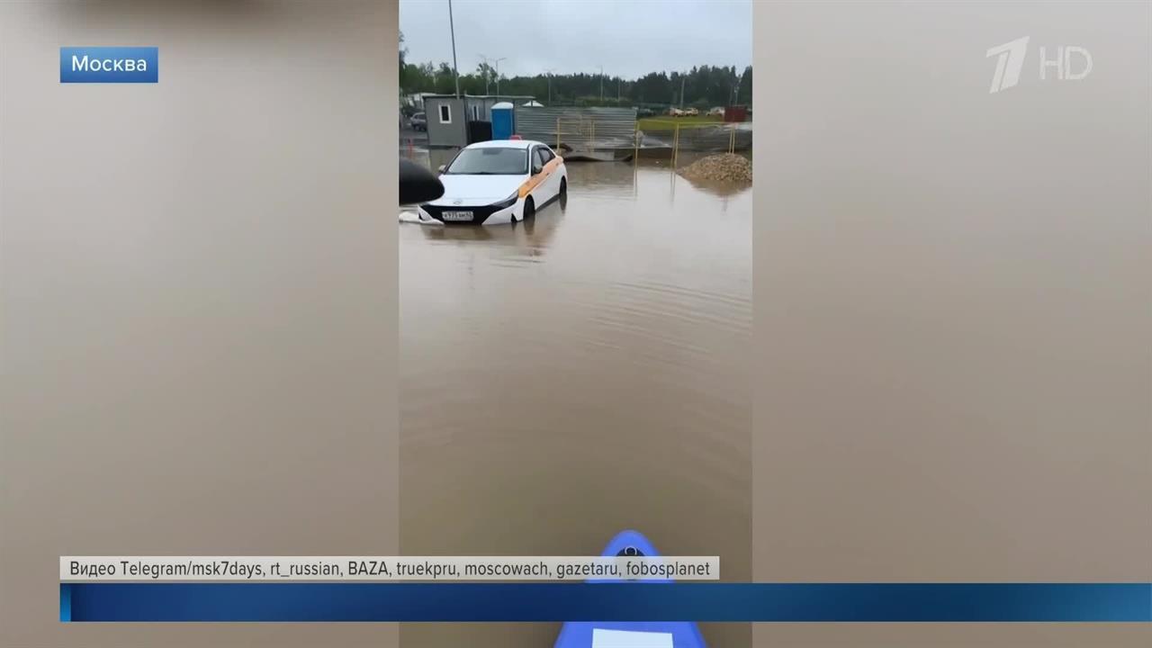 Автомобиль плывет с речным трамваем: кадры последствий ливней в Москве