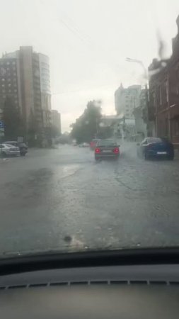 Вчера на Воронеж обрушился ливень. Опять. Город поплыл. 💦🫢