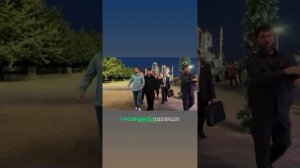 Рамзан Кадыров пообщался с жителями во время вечерней прогулки по Грозному