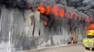В Алматы, Казахстан, масштабный пожар на одном из складов города. 🔥