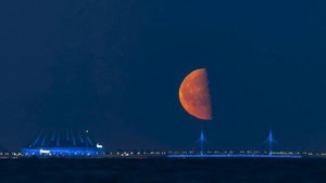 Луна на восходе смотрелась как кусочек сыра